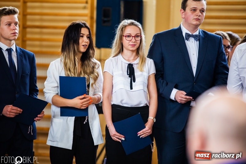 Zdjęcie w galerii na portalu naszraciborz.pl: Uczniowie odebrali świadectwa. Zakończenie roku maturzystów w II LO wiadomości z regionu