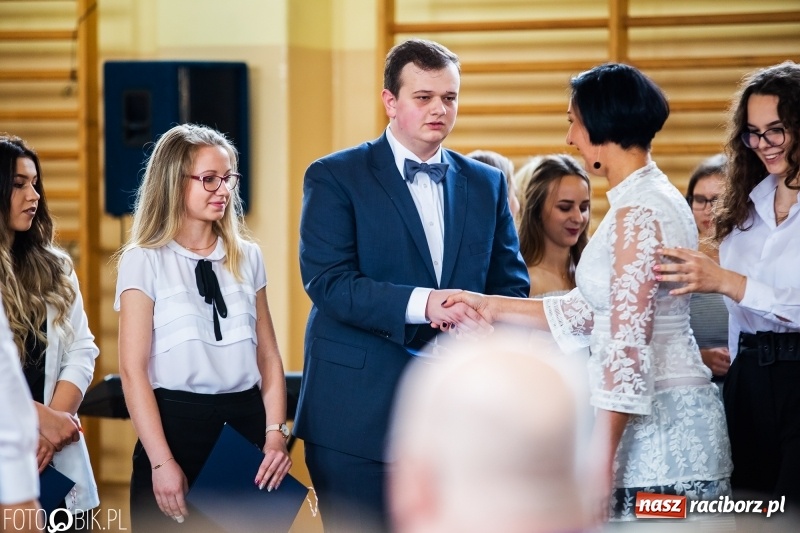 Zdjęcie w galerii na portalu naszraciborz.pl: Uczniowie odebrali świadectwa. Zakończenie roku maturzystów w II LO wiadomości z regionu