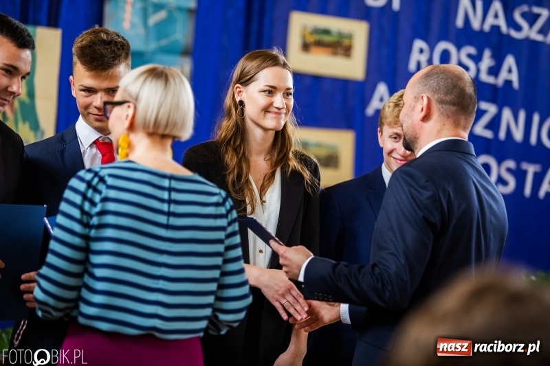 Zdjęcie w galerii na portalu naszraciborz.pl: Uczniowie odebrali świadectwa. Zakończenie roku maturzystów w II LO wiadomości z regionu