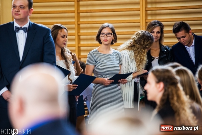 Zdjęcie w galerii na portalu naszraciborz.pl: Uczniowie odebrali świadectwa. Zakończenie roku maturzystów w II LO wiadomości z regionu