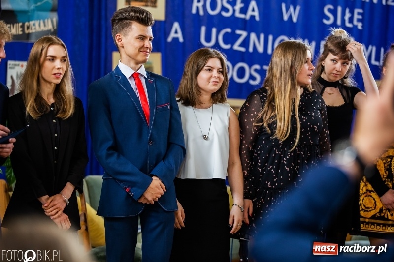 Zdjęcie w galerii na portalu naszraciborz.pl: Uczniowie odebrali świadectwa. Zakończenie roku maturzystów w II LO wiadomości z regionu