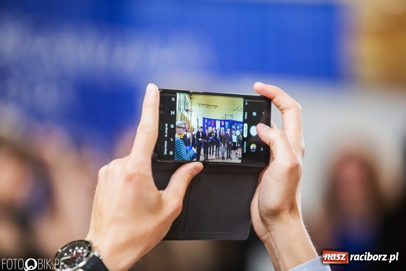 Zdjęcie w galerii na portalu naszraciborz.pl: Uczniowie odebrali świadectwa. Zakończenie roku maturzystów w II LO wiadomości z regionu