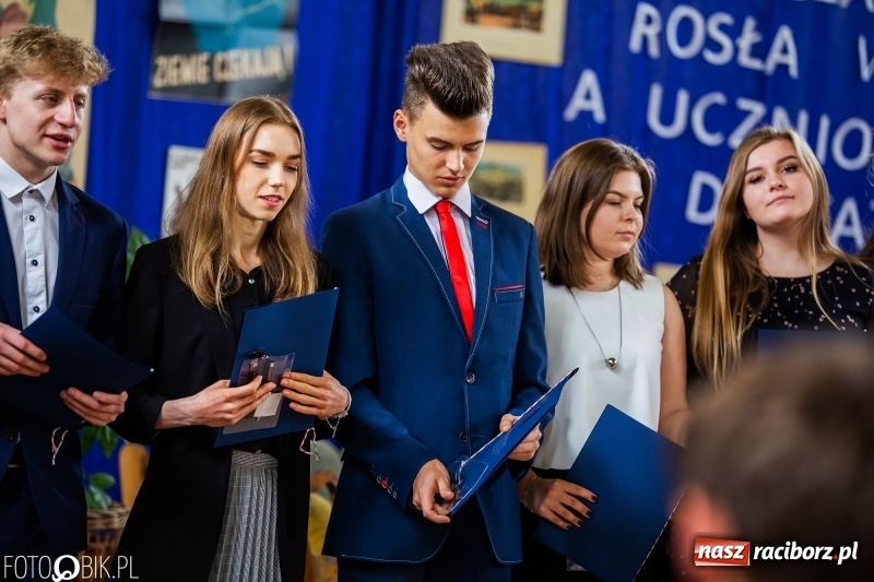 Zdjęcie w galerii na portalu naszraciborz.pl: Uczniowie odebrali świadectwa. Zakończenie roku maturzystów w II LO wiadomości z regionu