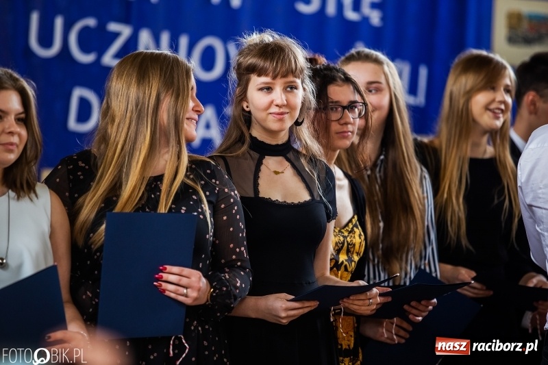 Zdjęcie w galerii na portalu naszraciborz.pl: Uczniowie odebrali świadectwa. Zakończenie roku maturzystów w II LO wiadomości z regionu
