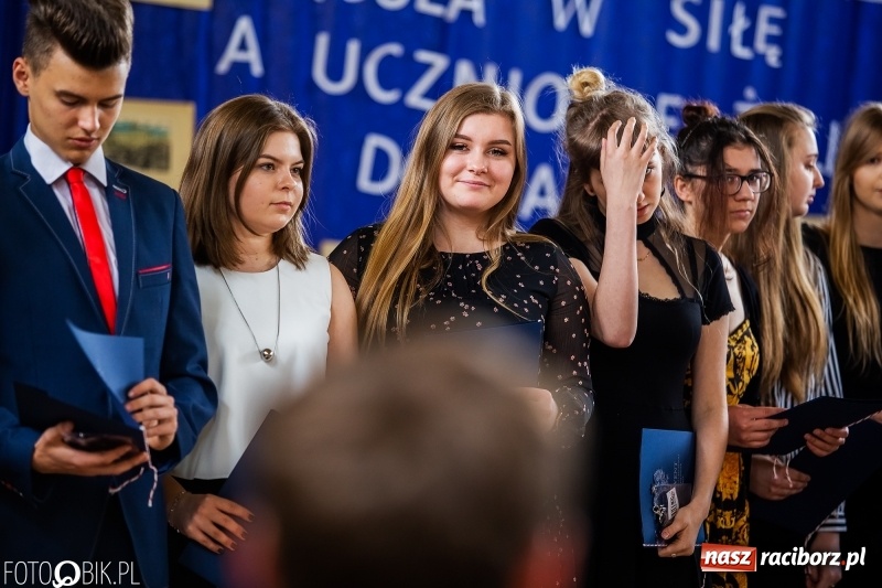 Zdjęcie w galerii na portalu naszraciborz.pl: Uczniowie odebrali świadectwa. Zakończenie roku maturzystów w II LO wiadomości z regionu