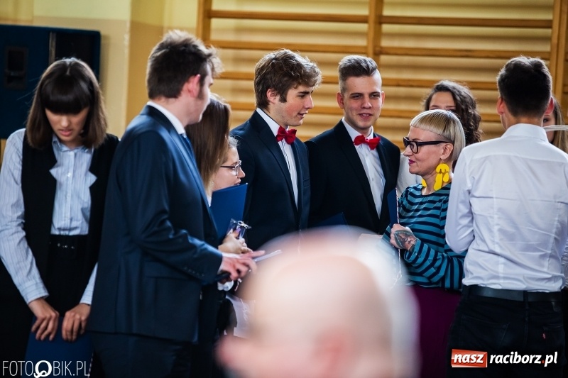 Zdjęcie w galerii na portalu naszraciborz.pl: Uczniowie odebrali świadectwa. Zakończenie roku maturzystów w II LO wiadomości z regionu