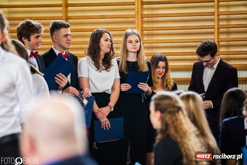 Zdjęcie w galerii na portalu naszraciborz.pl: Uczniowie odebrali świadectwa. Zakończenie roku maturzystów w II LO wiadomości z regionu