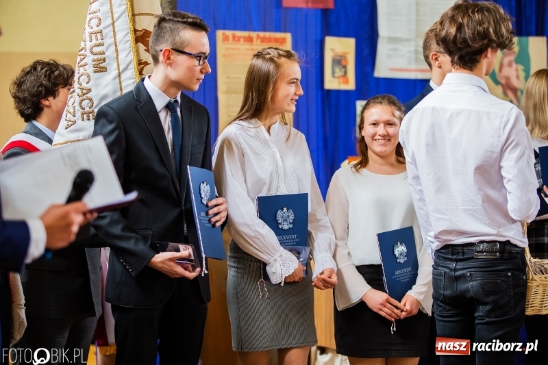 Zdjęcie w galerii na portalu naszraciborz.pl: Uczniowie odebrali świadectwa. Zakończenie roku maturzystów w II LO wiadomości z regionu