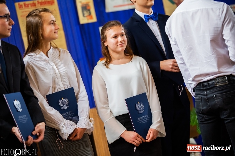 Zdjęcie w galerii na portalu naszraciborz.pl: Uczniowie odebrali świadectwa. Zakończenie roku maturzystów w II LO wiadomości z regionu