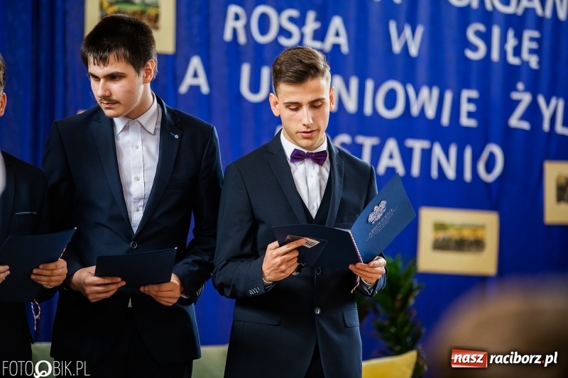 Zdjęcie w galerii na portalu naszraciborz.pl: Uczniowie odebrali świadectwa. Zakończenie roku maturzystów w II LO wiadomości z regionu