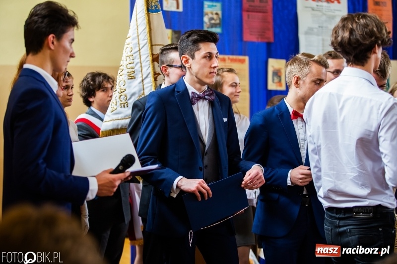 Zdjęcie w galerii na portalu naszraciborz.pl: Uczniowie odebrali świadectwa. Zakończenie roku maturzystów w II LO wiadomości z regionu