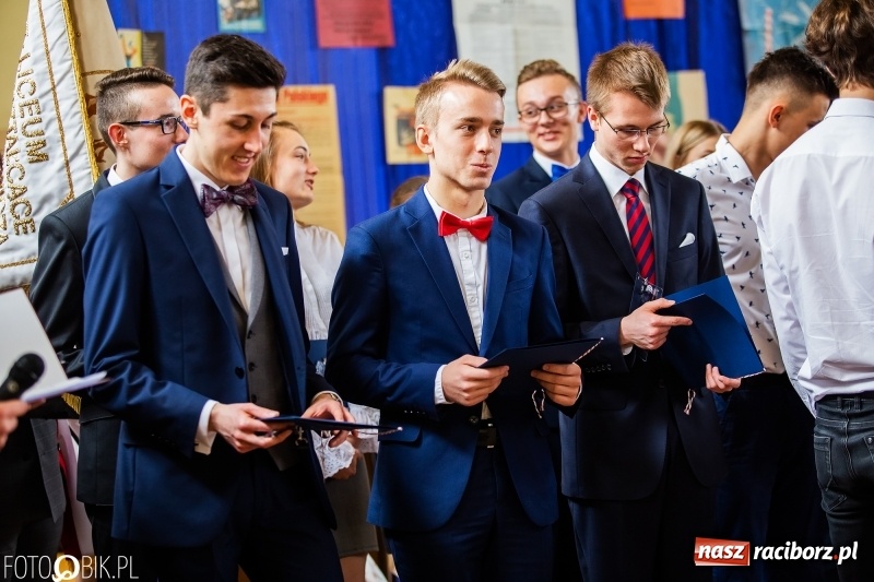 Zdjęcie w galerii na portalu naszraciborz.pl: Uczniowie odebrali świadectwa. Zakończenie roku maturzystów w II LO wiadomości z regionu