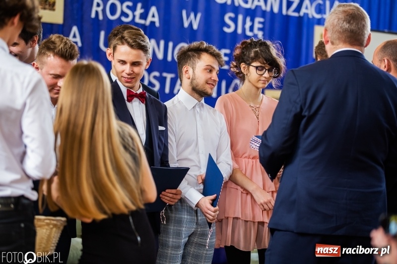 Zdjęcie w galerii na portalu naszraciborz.pl: Uczniowie odebrali świadectwa. Zakończenie roku maturzystów w II LO wiadomości z regionu