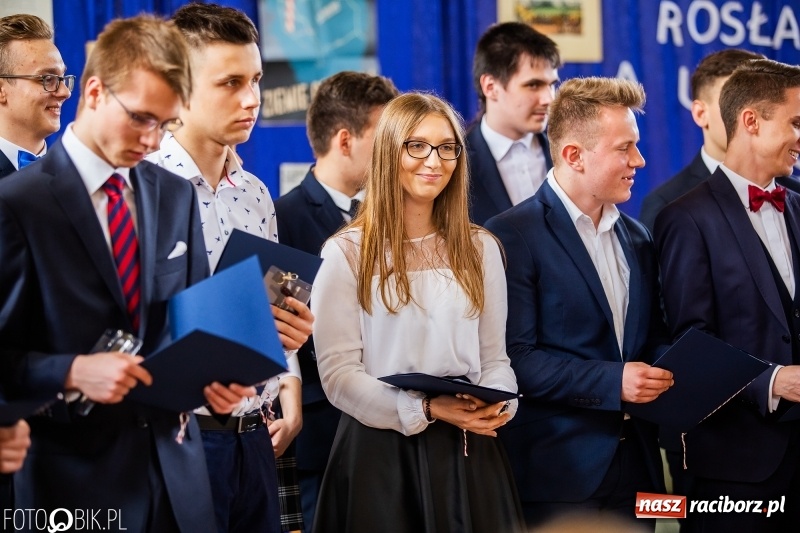 Zdjęcie w galerii na portalu naszraciborz.pl: Uczniowie odebrali świadectwa. Zakończenie roku maturzystów w II LO wiadomości z regionu