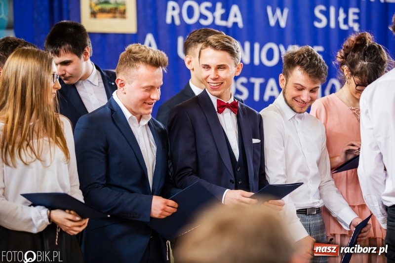 Zdjęcie w galerii na portalu naszraciborz.pl: Uczniowie odebrali świadectwa. Zakończenie roku maturzystów w II LO wiadomości z regionu