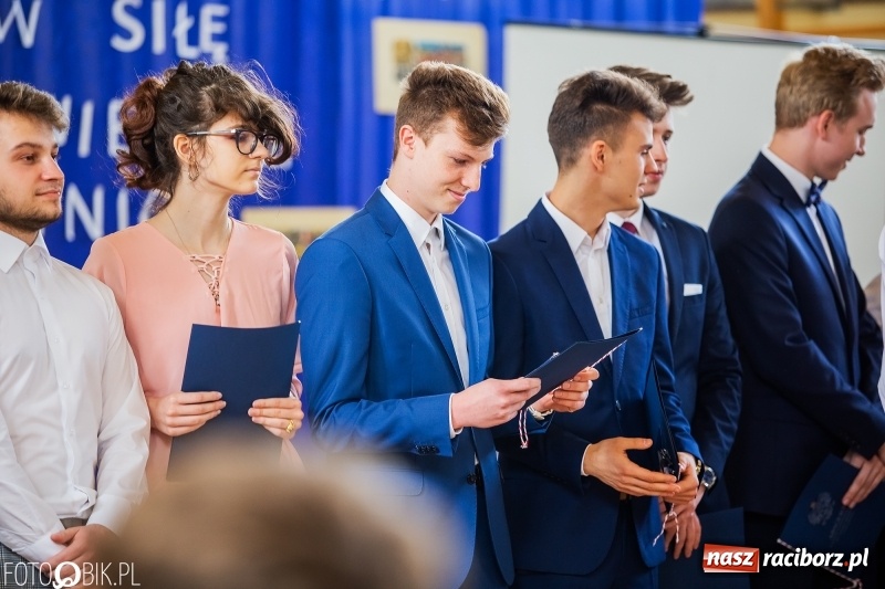 Zdjęcie w galerii na portalu naszraciborz.pl: Uczniowie odebrali świadectwa. Zakończenie roku maturzystów w II LO wiadomości z regionu
