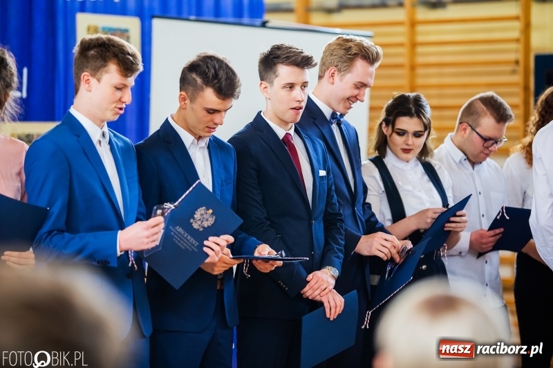 Zdjęcie w galerii na portalu naszraciborz.pl: Uczniowie odebrali świadectwa. Zakończenie roku maturzystów w II LO wiadomości z regionu