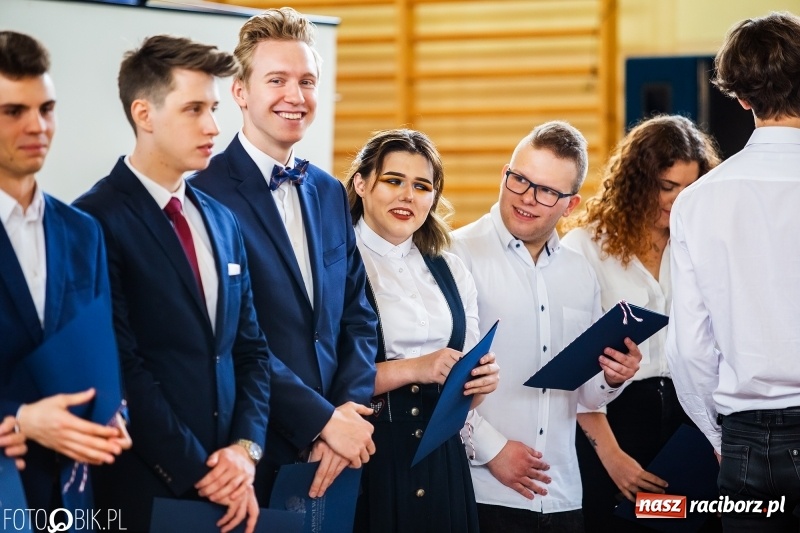Zdjęcie w galerii na portalu naszraciborz.pl: Uczniowie odebrali świadectwa. Zakończenie roku maturzystów w II LO wiadomości z regionu