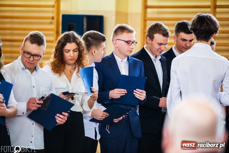 Zdjęcie w galerii na portalu naszraciborz.pl: Uczniowie odebrali świadectwa. Zakończenie roku maturzystów w II LO wiadomości z regionu