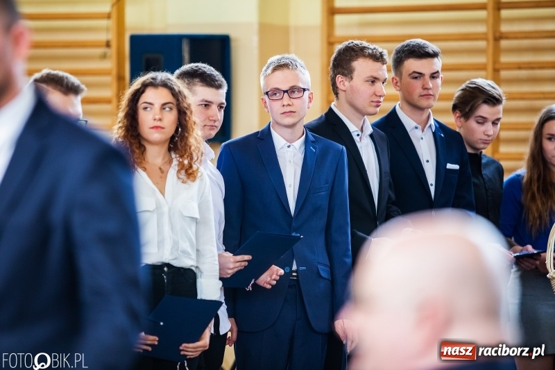 Zdjęcie w galerii na portalu naszraciborz.pl: Uczniowie odebrali świadectwa. Zakończenie roku maturzystów w II LO wiadomości z regionu