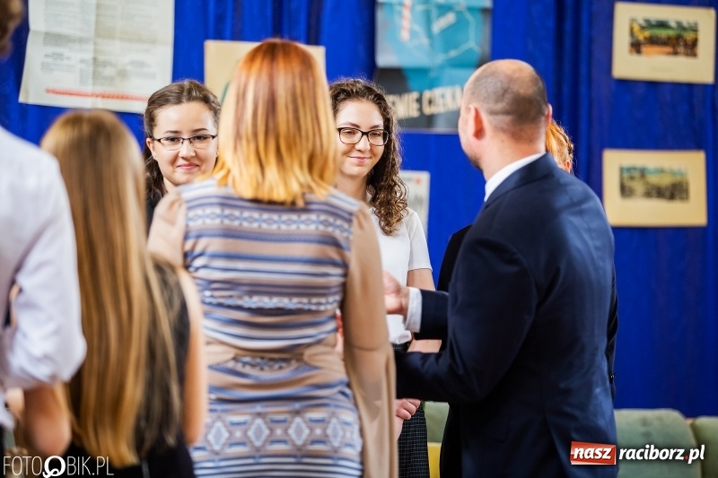 Zdjęcie w galerii na portalu naszraciborz.pl: Uczniowie odebrali świadectwa. Zakończenie roku maturzystów w II LO wiadomości z regionu