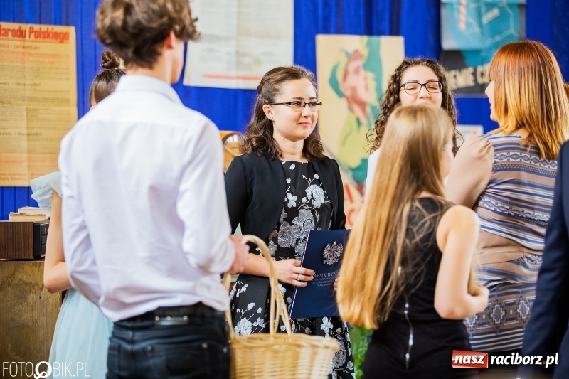 Zdjęcie w galerii na portalu naszraciborz.pl: Uczniowie odebrali świadectwa. Zakończenie roku maturzystów w II LO wiadomości z regionu