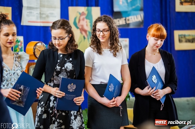 Zdjęcie w galerii na portalu naszraciborz.pl: Uczniowie odebrali świadectwa. Zakończenie roku maturzystów w II LO wiadomości z regionu