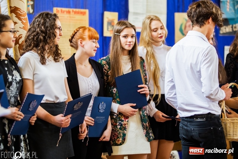 Zdjęcie w galerii na portalu naszraciborz.pl: Uczniowie odebrali świadectwa. Zakończenie roku maturzystów w II LO wiadomości z regionu