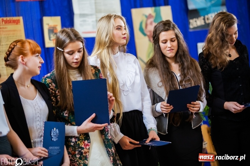 Zdjęcie w galerii na portalu naszraciborz.pl: Uczniowie odebrali świadectwa. Zakończenie roku maturzystów w II LO wiadomości z regionu