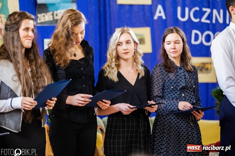 Zdjęcie w galerii na portalu naszraciborz.pl: Uczniowie odebrali świadectwa. Zakończenie roku maturzystów w II LO wiadomości z regionu