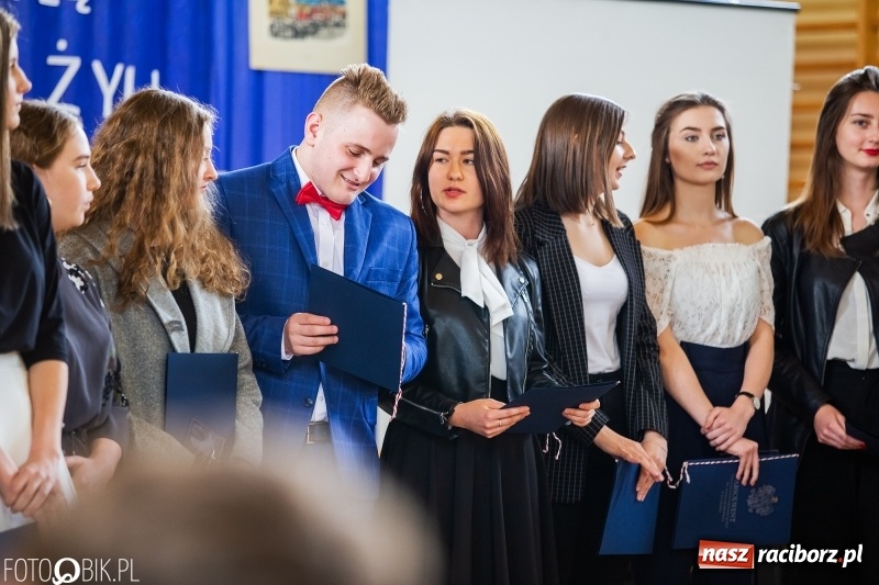 Zdjęcie w galerii na portalu naszraciborz.pl: Uczniowie odebrali świadectwa. Zakończenie roku maturzystów w II LO wiadomości z regionu