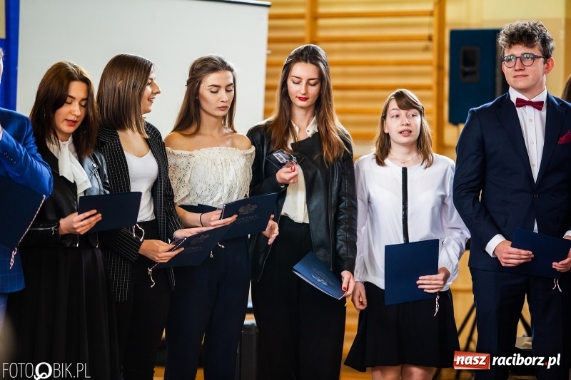 Zdjęcie w galerii na portalu naszraciborz.pl: Uczniowie odebrali świadectwa. Zakończenie roku maturzystów w II LO wiadomości z regionu