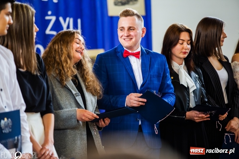 Zdjęcie w galerii na portalu naszraciborz.pl: Uczniowie odebrali świadectwa. Zakończenie roku maturzystów w II LO wiadomości z regionu