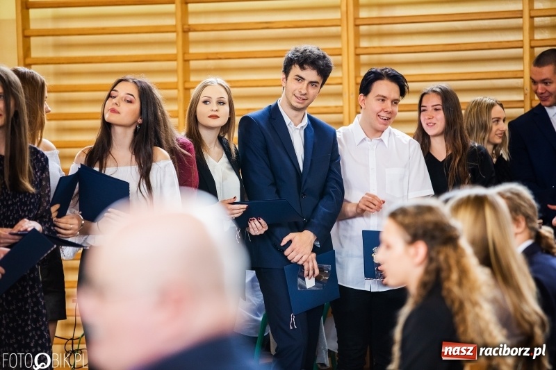 Zdjęcie w galerii na portalu naszraciborz.pl: Uczniowie odebrali świadectwa. Zakończenie roku maturzystów w II LO wiadomości z regionu