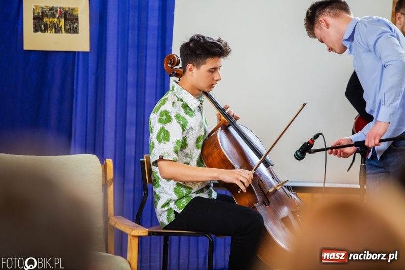 Zdjęcie w galerii na portalu naszraciborz.pl: Uczniowie odebrali świadectwa. Zakończenie roku maturzystów w II LO wiadomości z regionu