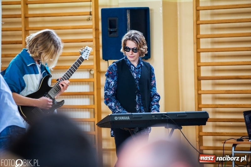 Zdjęcie w galerii na portalu naszraciborz.pl: Uczniowie odebrali świadectwa. Zakończenie roku maturzystów w II LO wiadomości z regionu