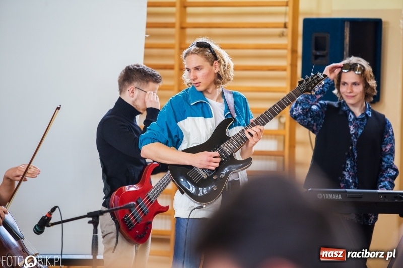 Zdjęcie w galerii na portalu naszraciborz.pl: Uczniowie odebrali świadectwa. Zakończenie roku maturzystów w II LO wiadomości z regionu