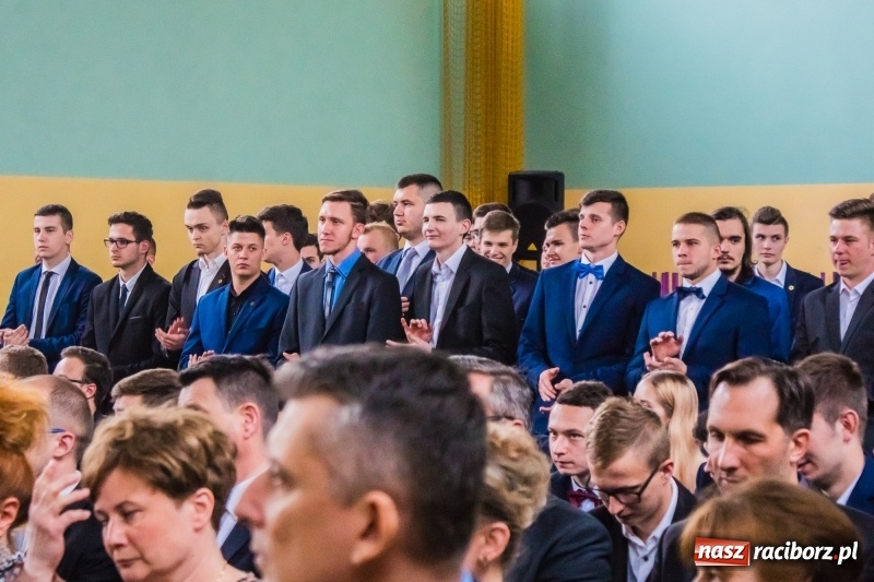 Zdjęcie w galerii na portalu naszraciborz.pl: Ponad setka absolwentów Mechanika odebrała świadectwa [FOTO] wiadomości z regionu