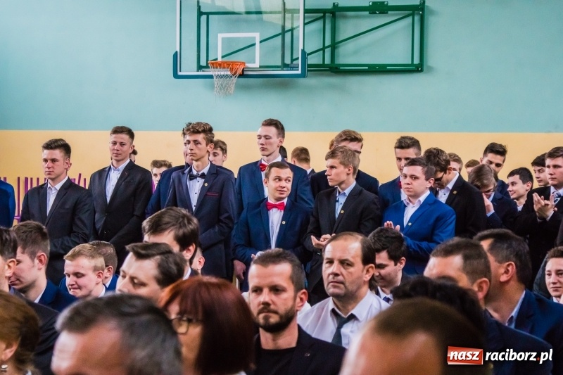 Zdjęcie w galerii na portalu naszraciborz.pl: Ponad setka absolwentów Mechanika odebrała świadectwa [FOTO] wiadomości z regionu
