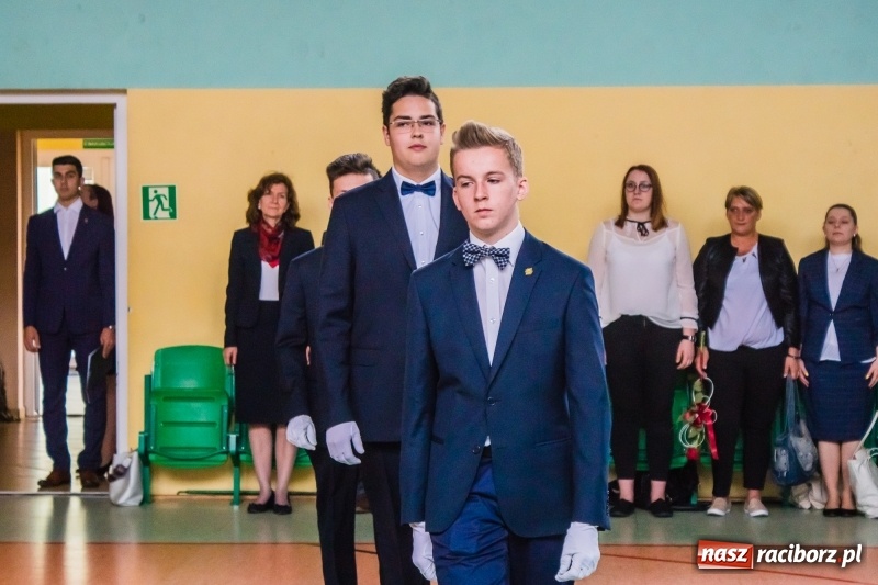 Zdjęcie w galerii na portalu naszraciborz.pl: Ponad setka absolwentów Mechanika odebrała świadectwa [FOTO] wiadomości z regionu