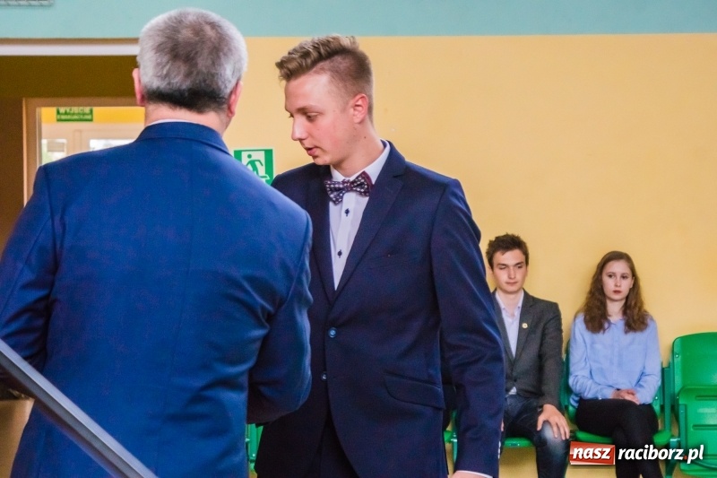 Zdjęcie w galerii na portalu naszraciborz.pl: Ponad setka absolwentów Mechanika odebrała świadectwa [FOTO] wiadomości z regionu