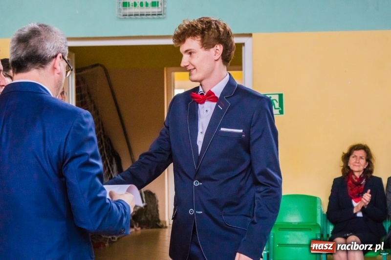 Zdjęcie w galerii na portalu naszraciborz.pl: Ponad setka absolwentów Mechanika odebrała świadectwa [FOTO] wiadomości z regionu