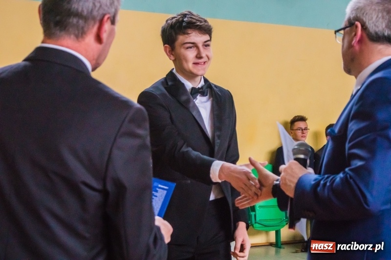 Zdjęcie w galerii na portalu naszraciborz.pl: Ponad setka absolwentów Mechanika odebrała świadectwa [FOTO] wiadomości z regionu