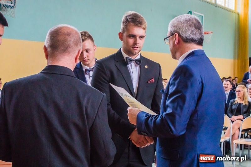 Zdjęcie w galerii na portalu naszraciborz.pl: Ponad setka absolwentów Mechanika odebrała świadectwa [FOTO] wiadomości z regionu