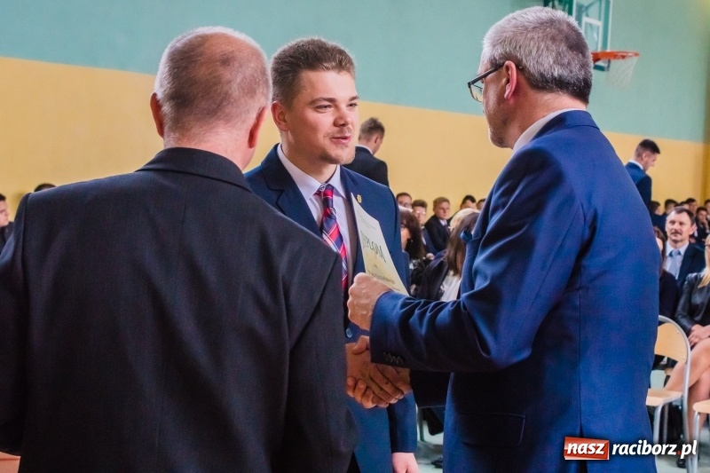 Zdjęcie w galerii na portalu naszraciborz.pl: Ponad setka absolwentów Mechanika odebrała świadectwa [FOTO] wiadomości z regionu
