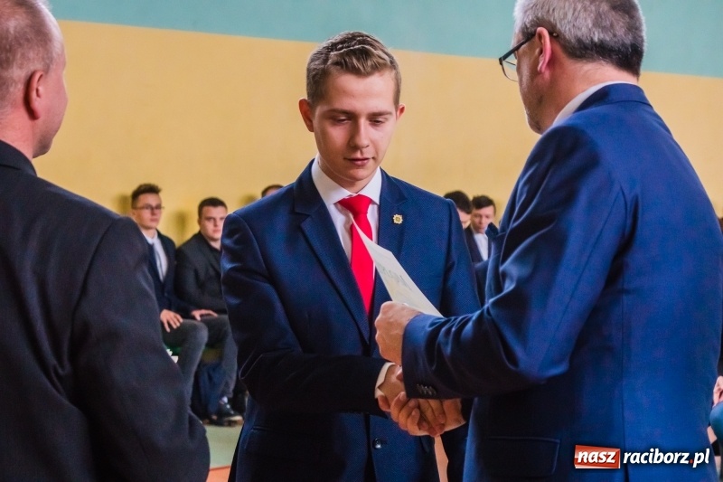 Zdjęcie w galerii na portalu naszraciborz.pl: Ponad setka absolwentów Mechanika odebrała świadectwa [FOTO] wiadomości z regionu