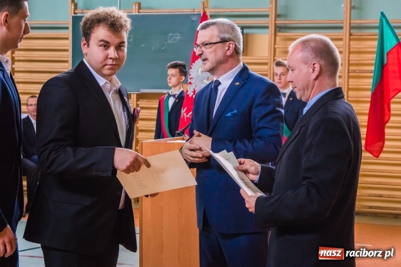 Zdjęcie w galerii na portalu naszraciborz.pl: Ponad setka absolwentów Mechanika odebrała świadectwa [FOTO] wiadomości z regionu