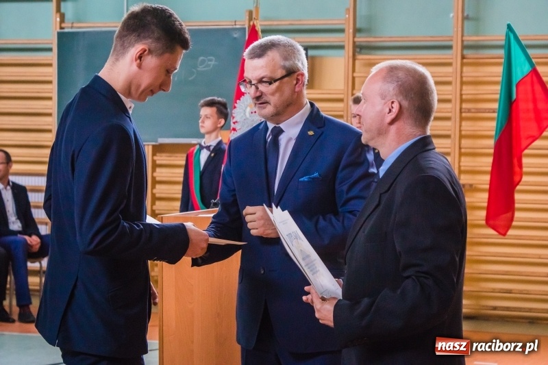 Zdjęcie w galerii na portalu naszraciborz.pl: Ponad setka absolwentów Mechanika odebrała świadectwa [FOTO] wiadomości z regionu