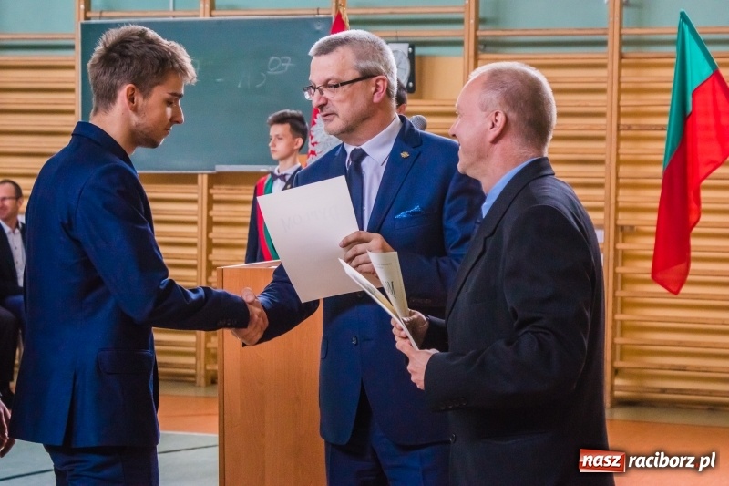 Zdjęcie w galerii na portalu naszraciborz.pl: Ponad setka absolwentów Mechanika odebrała świadectwa [FOTO] wiadomości z regionu