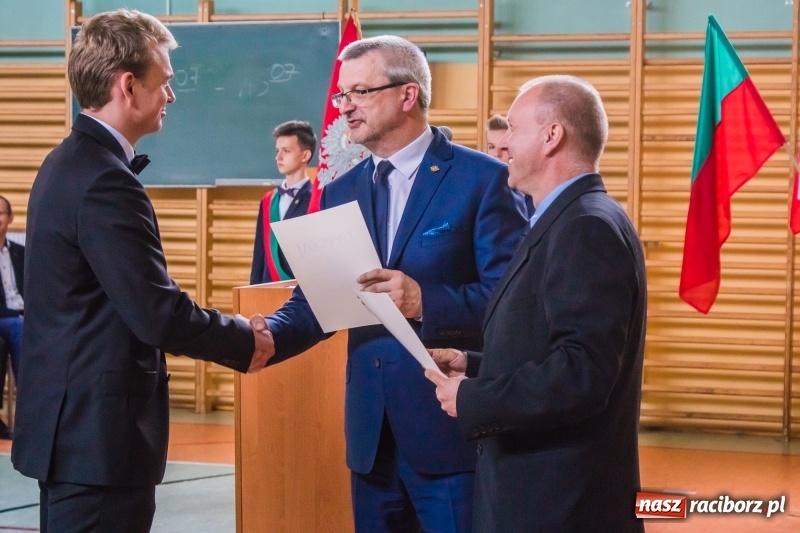 Zdjęcie w galerii na portalu naszraciborz.pl: Ponad setka absolwentów Mechanika odebrała świadectwa [FOTO] wiadomości z regionu